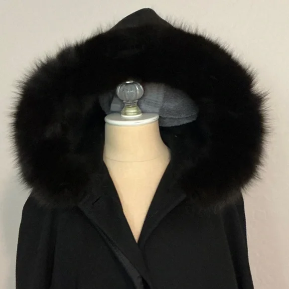 Elegant Black Luxury Trench Coat with Fur Collar - Picture 4 of 8